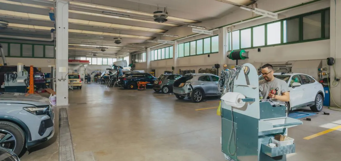 Vetture dentro la Carrozzeria Angiari